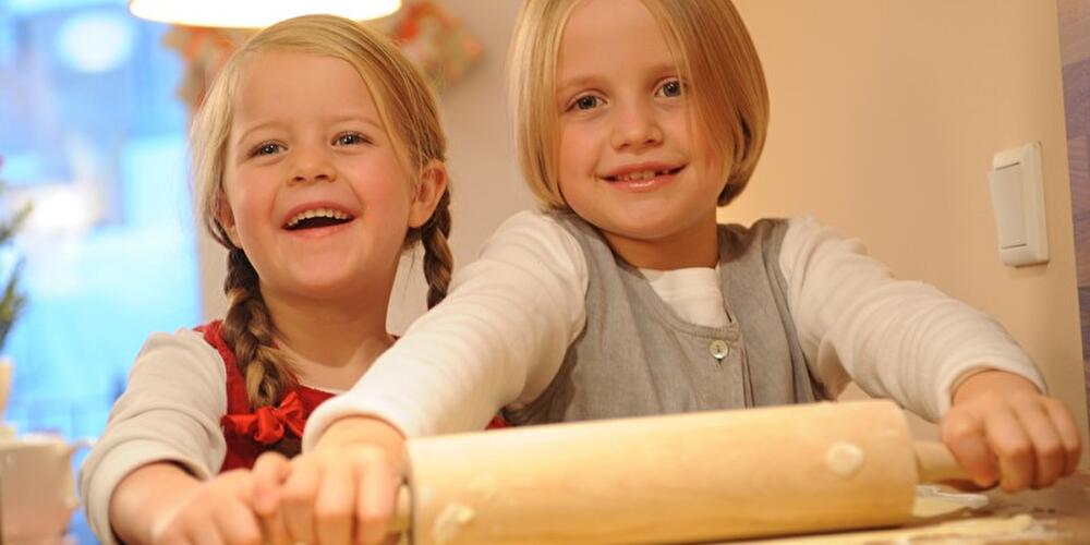 Kinder beim Backen