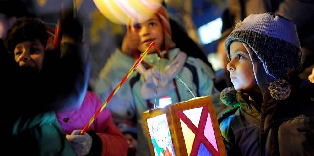 Kinder mit Lampions in der Hand