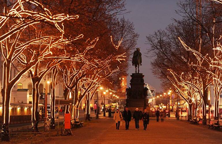 Unter den Linden leuchtet