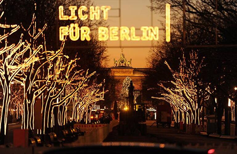 Unter den Linden leuchtet