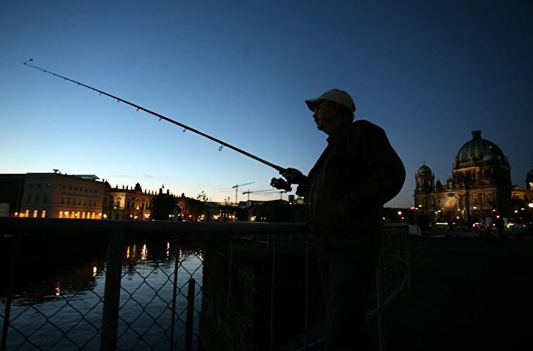 Angler in der Abenddämmerung  in Berlin