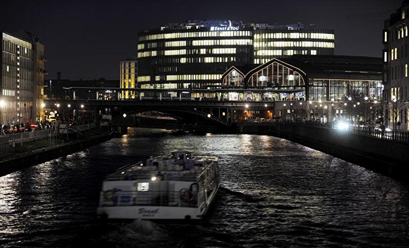 Ausflugsschiff nahe der Friedrichstraße