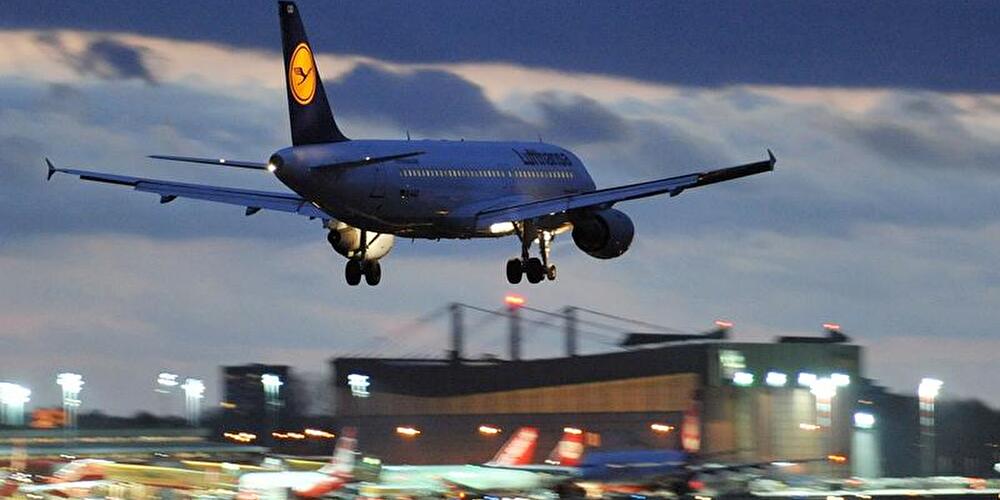 Ein Flugzeug landet auf dem Flughafen Tegel
