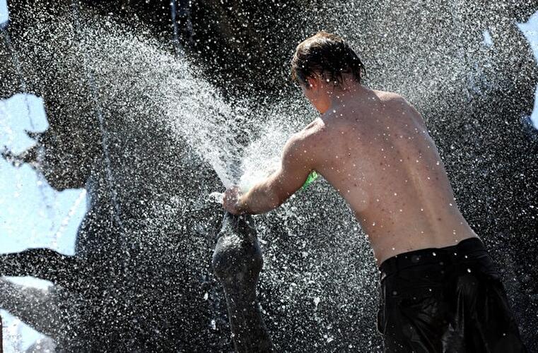 Wasserschlacht im Neptunbrunnen