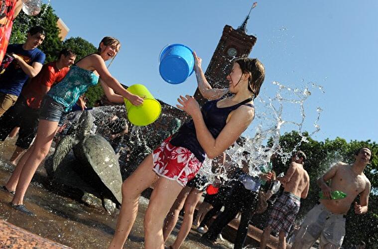 Wasserschlacht im Neptunbrunnen