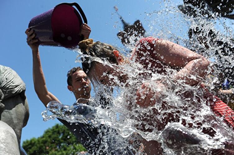 Wasserschlacht im Neptunbrunnen