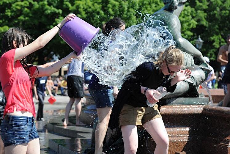 Wasserschlacht im Neptunbrunnen