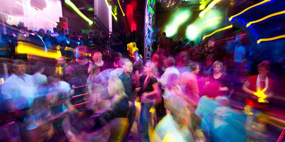 Partygäste in einer Diskothek