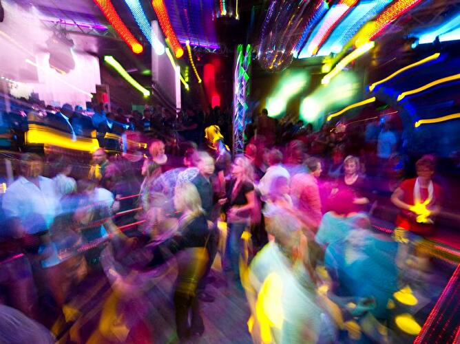 Partygäste in einer Diskothek