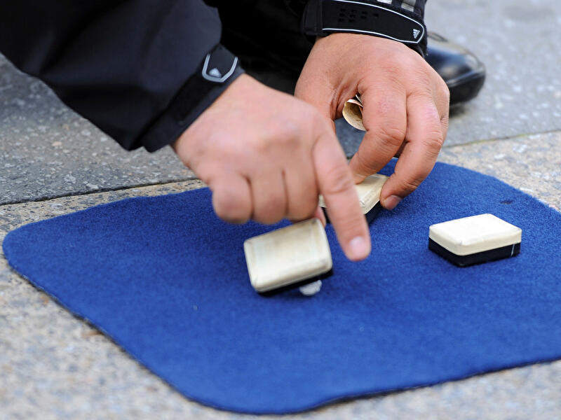 Hütchenspieler auf der Straße