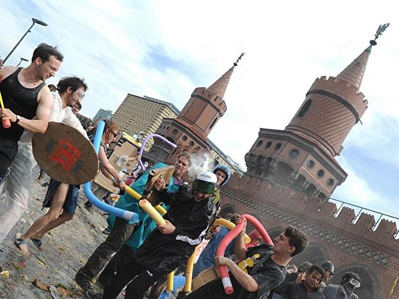 Wasserschlacht auf der Oberbaumbrücke