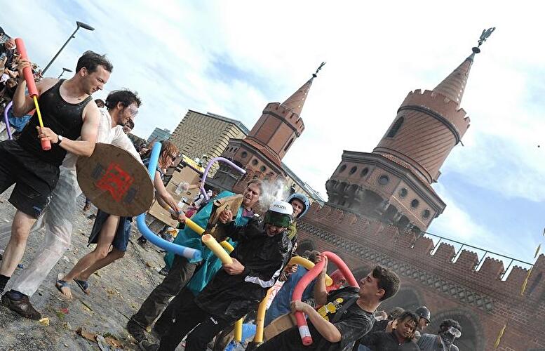 Wasserschlacht auf der Oberbaumbrücke