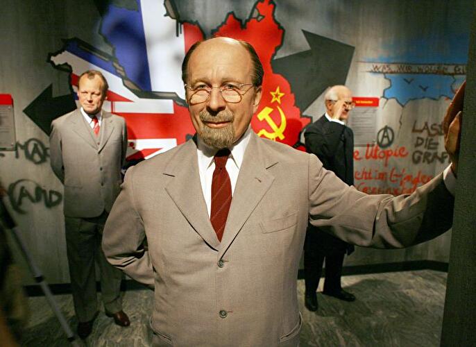 Walter Ulbricht, Erich Honecker (r) und Willi Brandt (l) bei Madame Tussauds Berlin