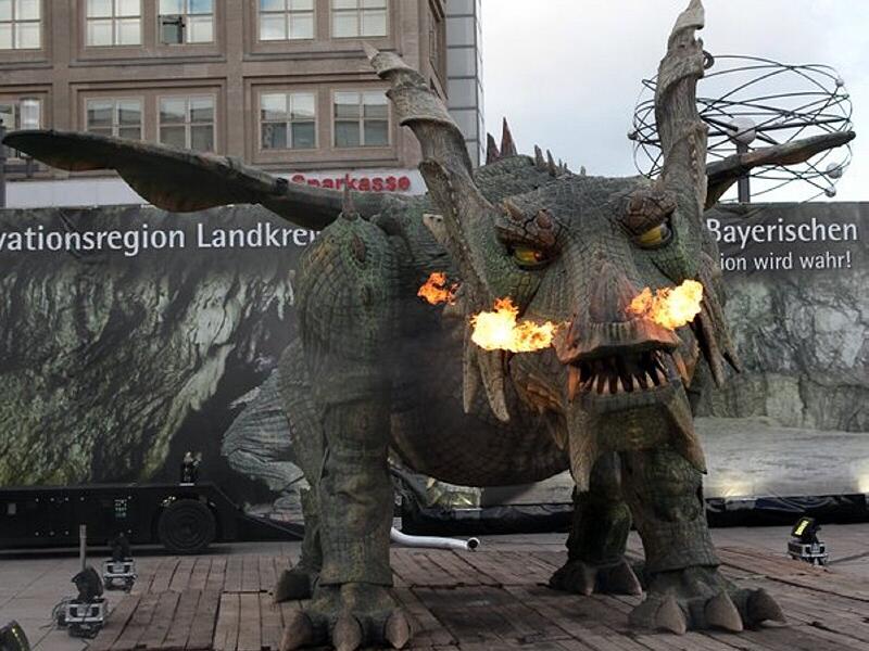 Feuerspeiender Drache auf dem Alexanderplatz