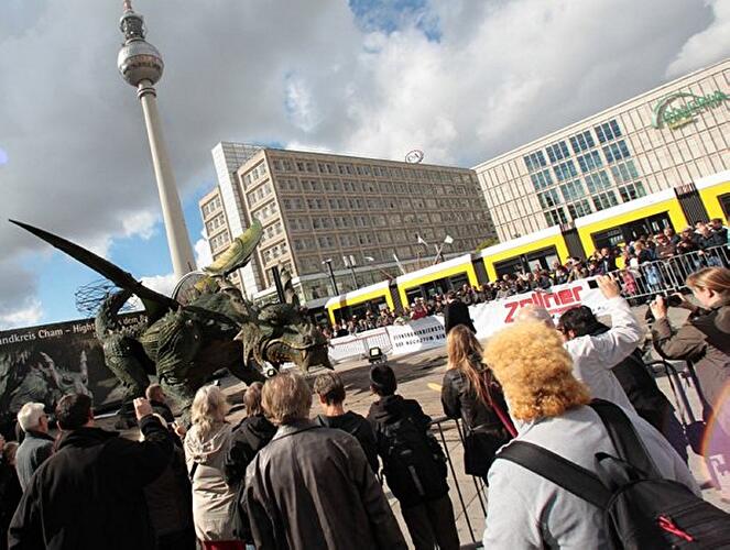 Feuerspeiender Drache auf dem Alexanderplatz