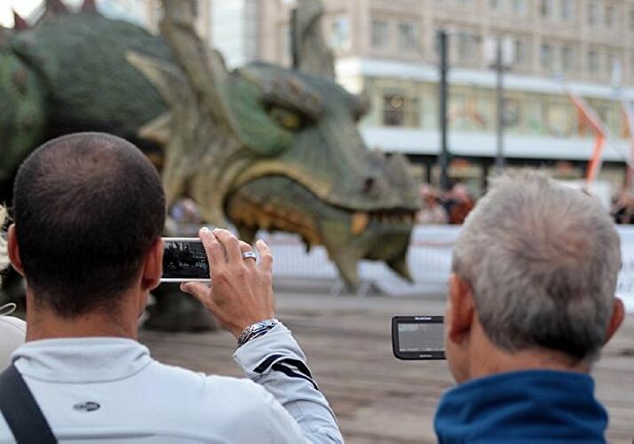 Feuerspeiender Drache auf dem Alexanderplatz
