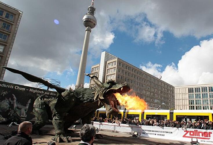 Feuerspeiender Drache auf dem Alexanderplatz