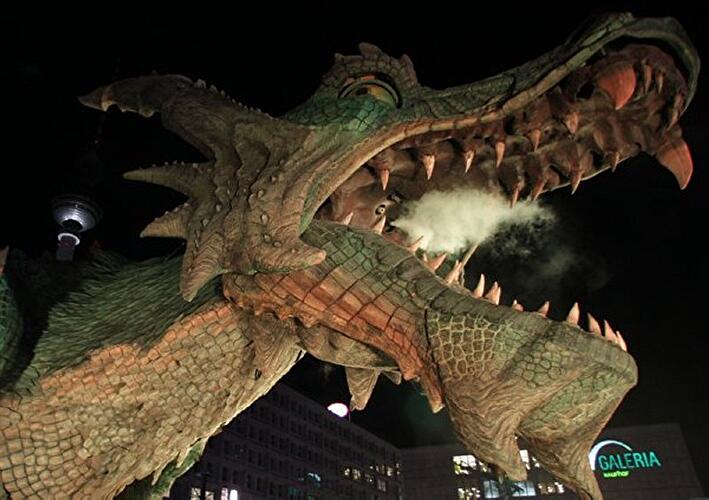Feuerspeiender Drache auf dem Alexanderplatz