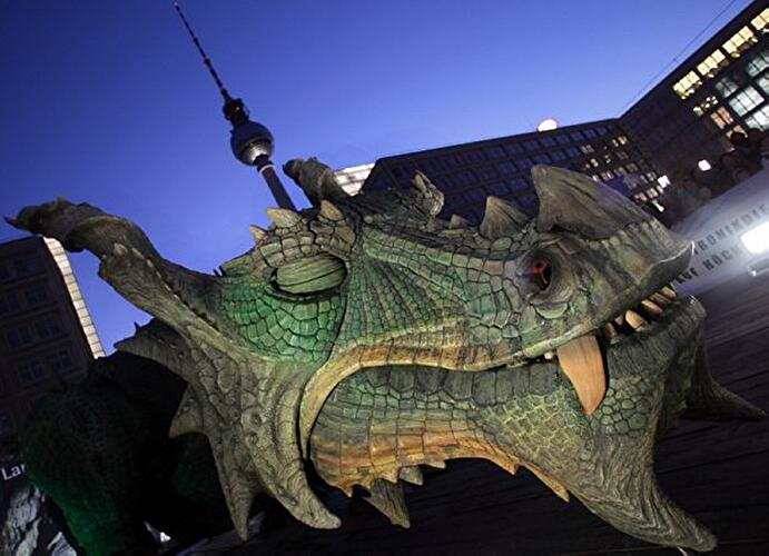 Feuerspeiender Drache auf dem Alexanderplatz