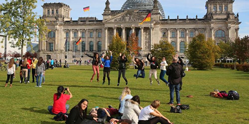 Touristen vor dem Reichstag in Berlin