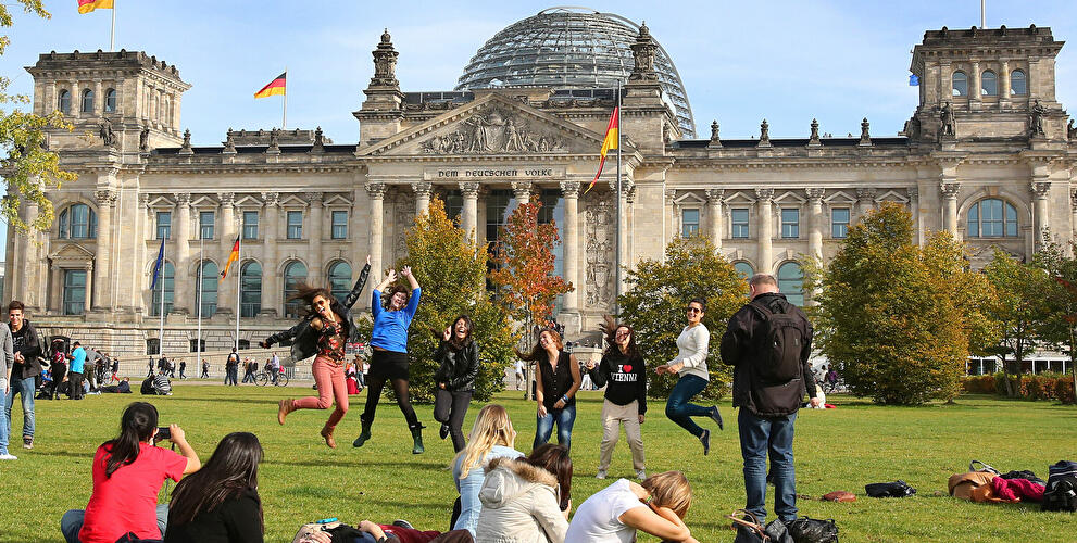 Touristen vor dem Reichstag in Berlin