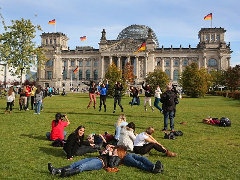 Touristen vor dem Reichstag in Berlin