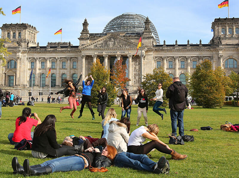 Touristen vor dem Reichstag in Berlin