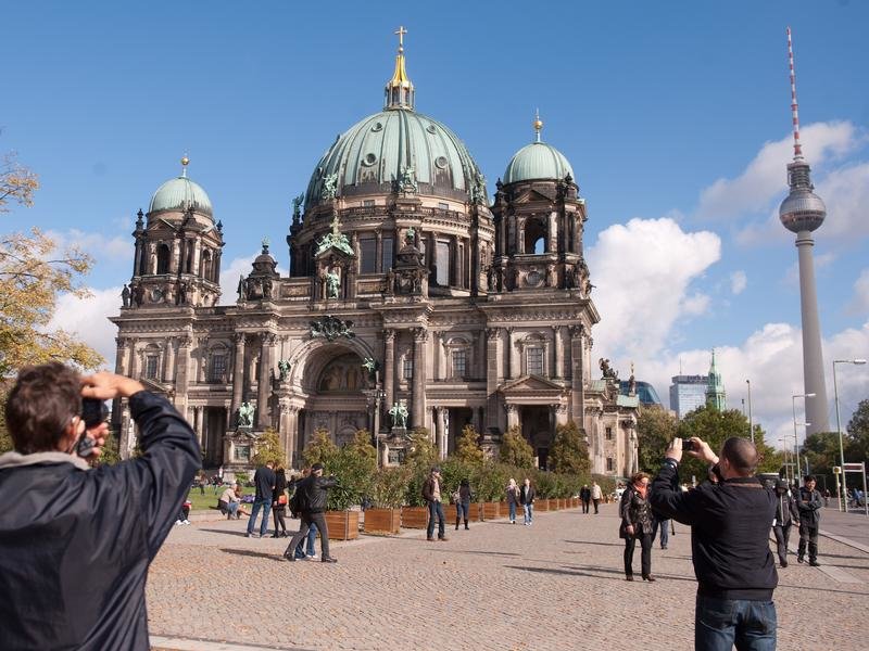 Touristen fotografieren den Berliner Dom