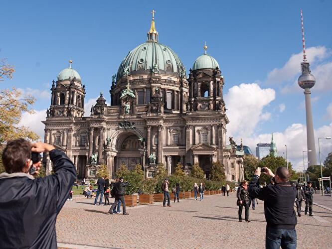 Touristen fotografieren den Berliner Dom