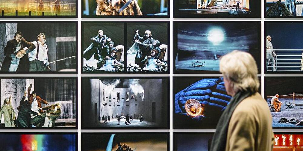 Besucher betrachtet Fotos der Ausstellung