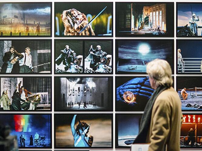 Besucher betrachtet Fotos der Ausstellung