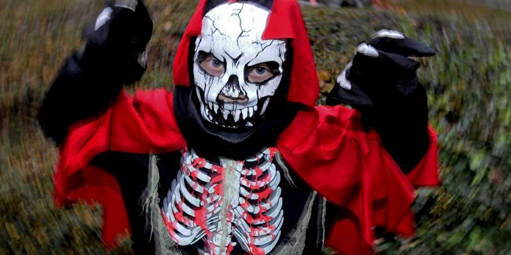 Junge im Halloween-Kostüm