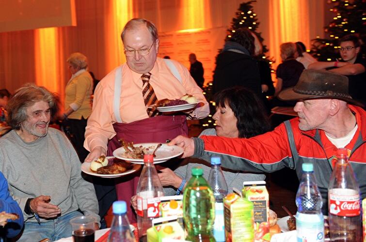 Frank Zanders Weihnachtsfeier für Obdachlose