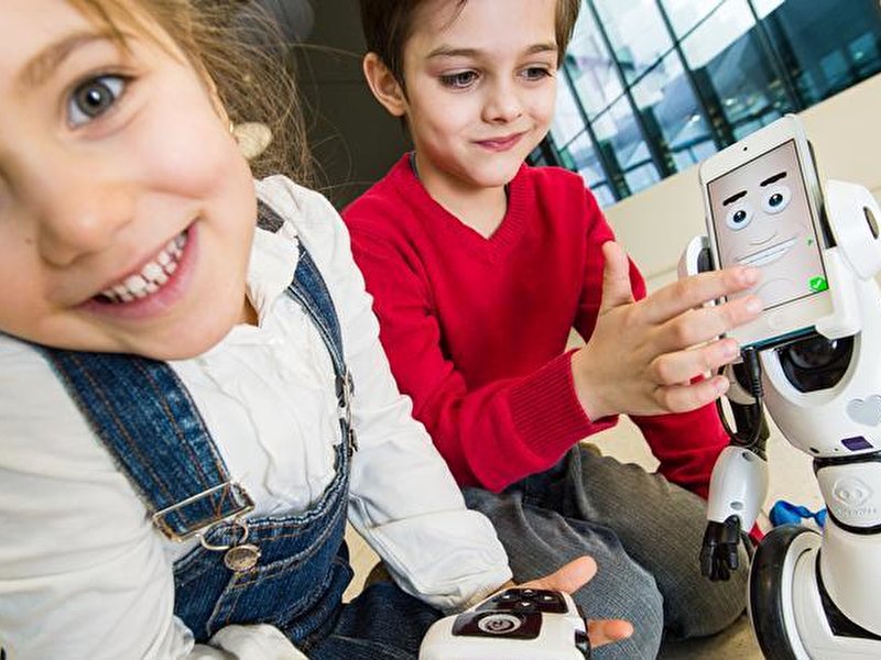 Kinder spielen mit Roboter «RoboMe»