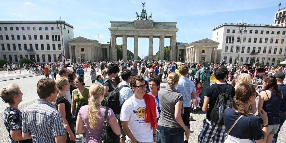 Touristen vor dem Brandenburger Tor