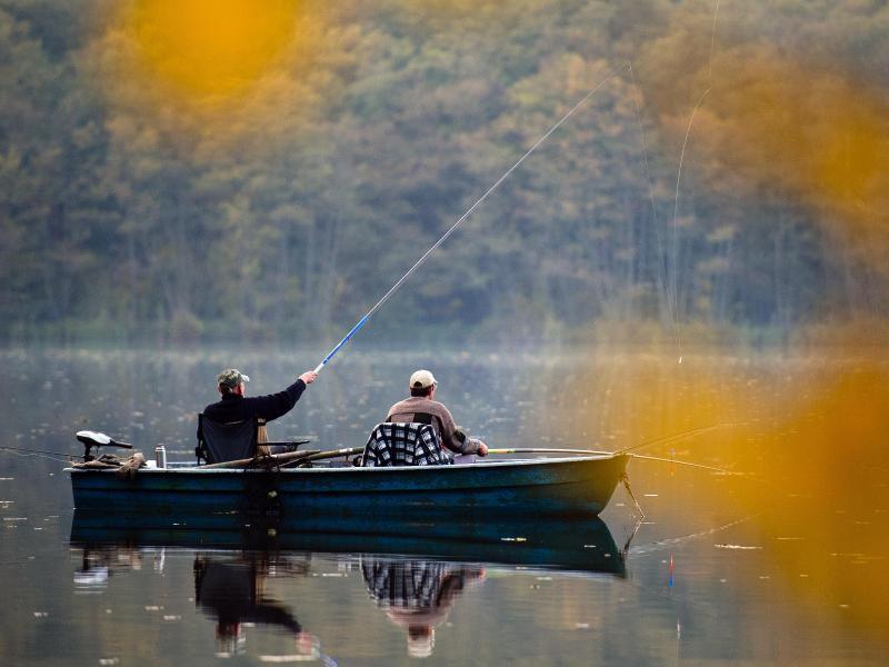 Zwei Angler auf einem See