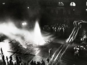 Bebelplatz Wo Die Nazis Bucher Verbrannten Berlin De