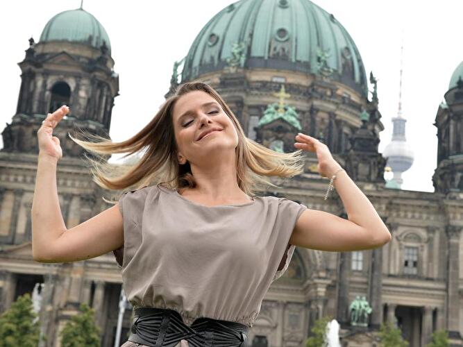 Schauspielerin Jeanette Biedermann vor dem Berliner Dom