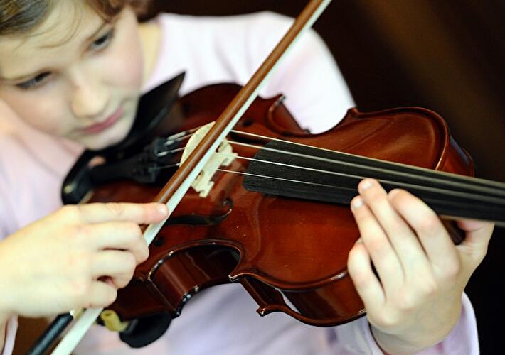 Mädchen musiziert