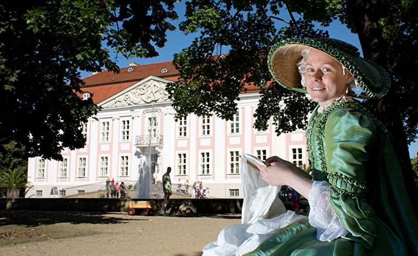Kostümiert am Schloss Friedrichsfelde