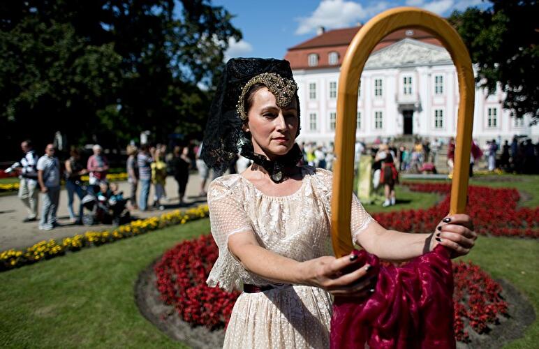 Kostümiert am Schloss Friedrichsfelde