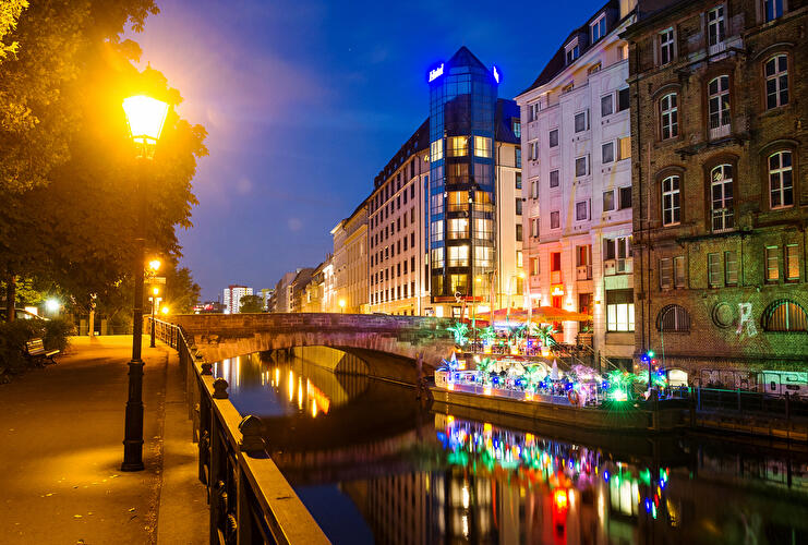Nächtliche Ansicht der Fischerinsel und des Spreekanals in Berlin mit beleuchtetem Ausflugsschiff, Brücke, historischen Fassaden