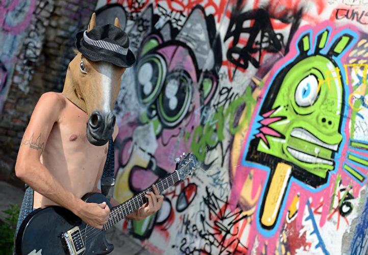 Musiker mit Pferdemaske