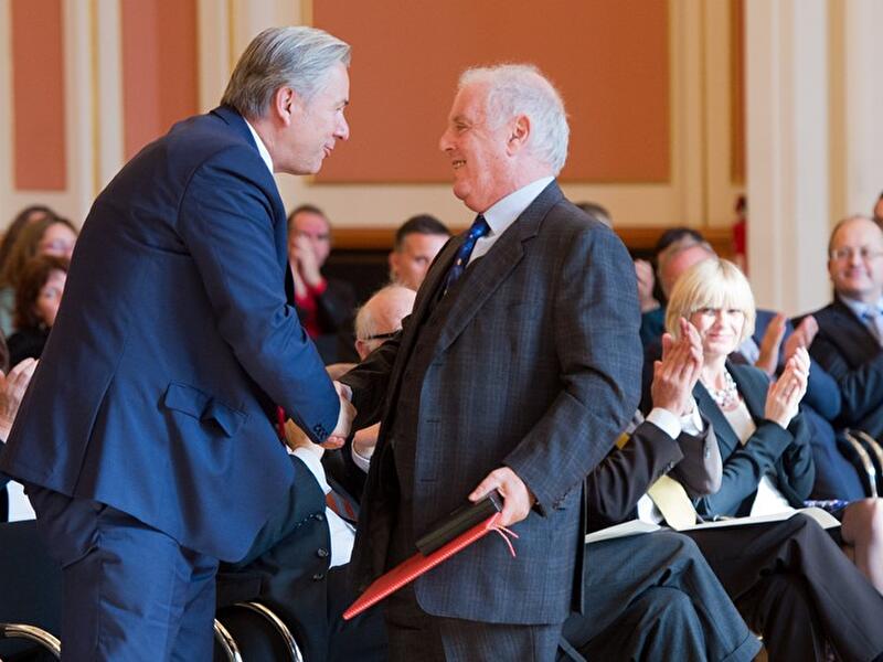 Wowereit zeichnet Barenboim aus