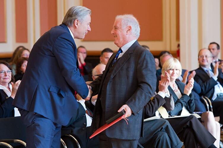 Wowereit zeichnet Barenboim aus