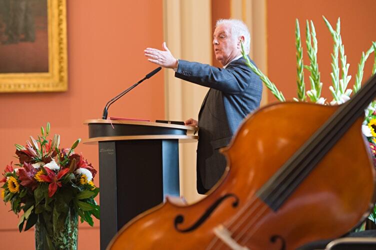 Wowereit zeichnet Barenboim aus