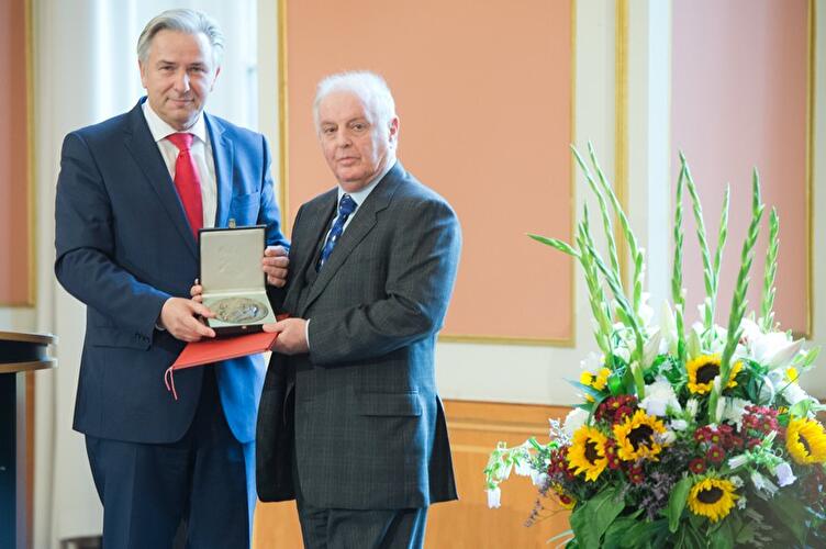 Wowereit zeichnet Barenboim aus