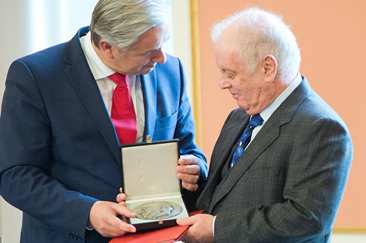 Wowereit zeichnet Barenboim aus