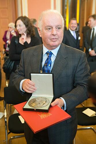 Wowereit zeichnet Barenboim aus