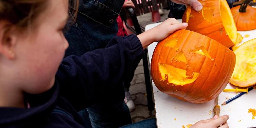 Ausgehöhlte Kürbisse als Herbstdekoration